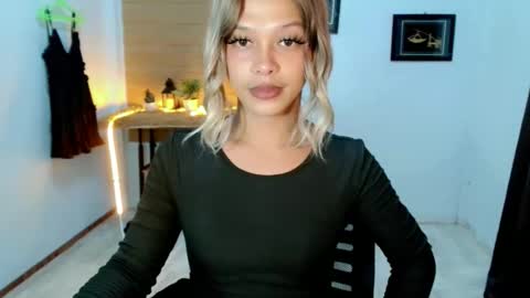 kendra_lunaxx online show from May 2026 09:48:02 AM