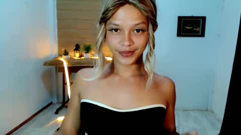 kendra_lunaxx online show from May 2026 11:00:01 PM