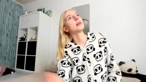 Kenzie online show from October 2025 05:49:02 AM