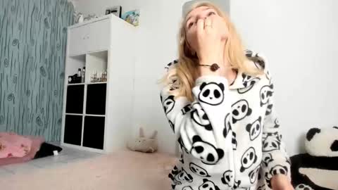 Kenzie online show from October 2025 06:12:01 AM