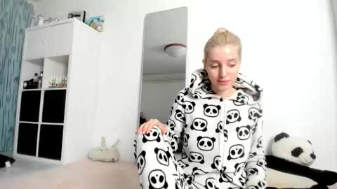 Kenzie online show from October 2025 06:24:01 AM