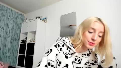 Kenzie online show from October 2025 03:18:02 AM