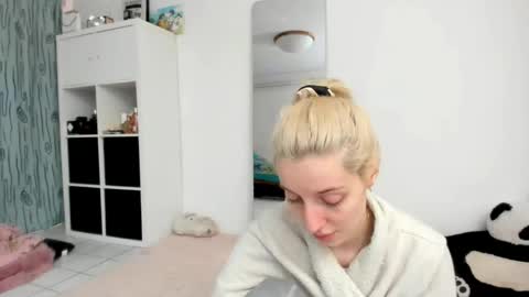 Snapshot of kenziedawton chatting on May 2026 01:38:02 PM Kenzie online show from May 2026 01:38:02 PM