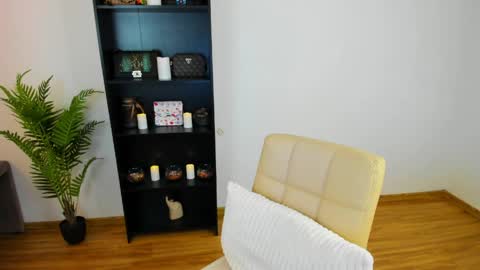 Khloe online show from March 2026 01:33:02 PM