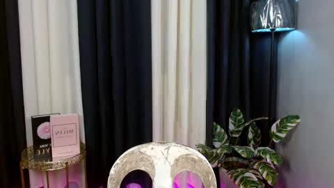 Im Mia online show from September 2025 06:40:02 AM