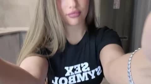 Snapshot of killer__girls chatting on November 2025 09:03:02 PM EvaAnna online show from November 2025 09:03:02 PM