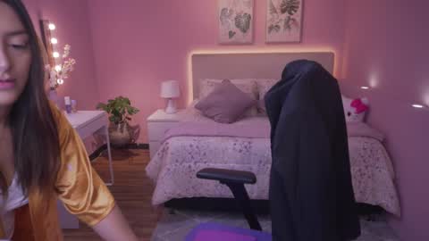 Kimberly 1200-1900 GMT-5 online show from September 2025 10:36:01 PM