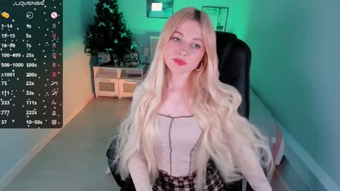 Snapshot of kimmie_shine chatting on December 2024 01:43:02 PM Your Kimmie follow me online show from December 2024 01:43:02 PM