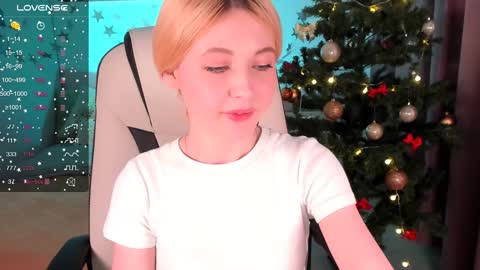 Snapshot of kimmie_shine chatting on December 2024 07:53:02 PM Your Kimmie follow me online show from December 2024 07:53:02 PM