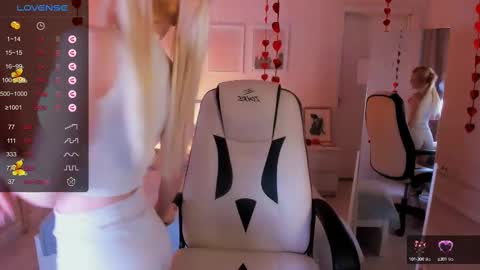 Snapshot of kimmie_shine chatting on February 2025 02:13:02 PM Your Kimmie follow me online show from February 2025 02:13:02 PM