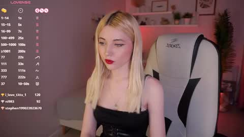 Snapshot of kimmie_shine chatting on March 2025 05:00:02 PM Your Kimmie follow me online show from March 2025 05:00:02 PM