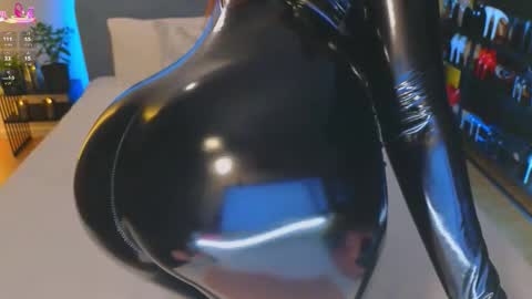 Kira online show from October 2025 08:18:02 PM