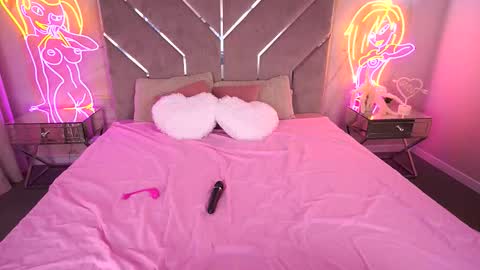 Kira online show from September 2025 08:33:02 PM