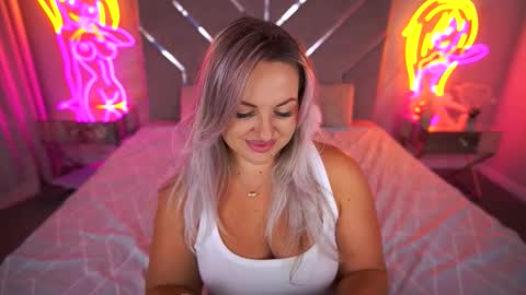 Kira online show from September 2025 10:01:02 PM