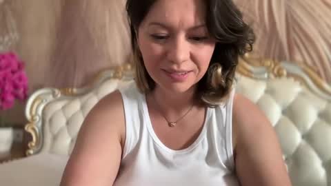Snapshot of kiradivine chatting on May 2026 01:06:01 PM KiraDivine online show from May 2026 01:06:01 PM