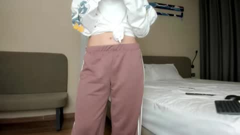 Snapshot of kiraempire chatting on December 2025 04:24:01 PM love you online show from December 2025 04:24:01 PM