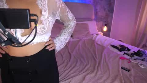 Kira online show from September 2025 05:57:02 AM