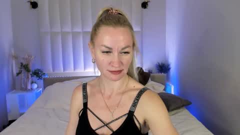 KiraSun online show from December 2025 07:53:02 PM