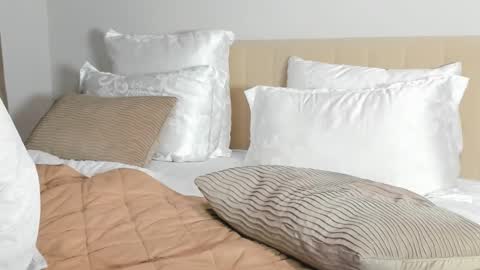 Kira online show from March 2026 08:08:02 PM