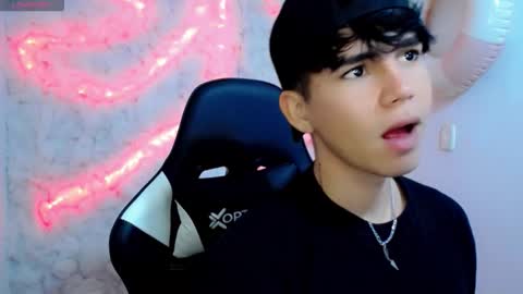 kiss_whitee online show from October 2025 11:33:01 PM