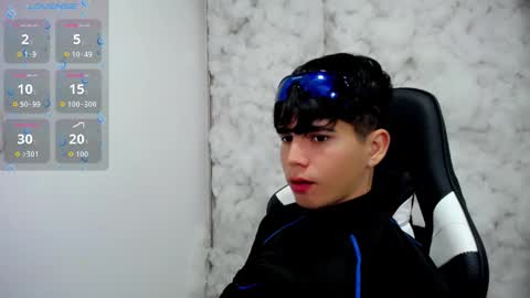 kiss_whitee online show from November 2025 11:41:01 PM