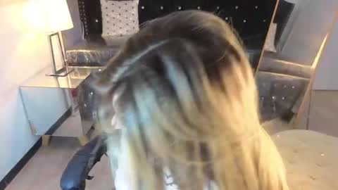 kitty_fox_b online show from September 2025 12:38:02 PM