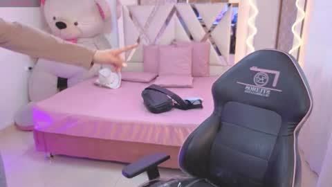 Kitty  online show from November 2025 07:28:01 PM