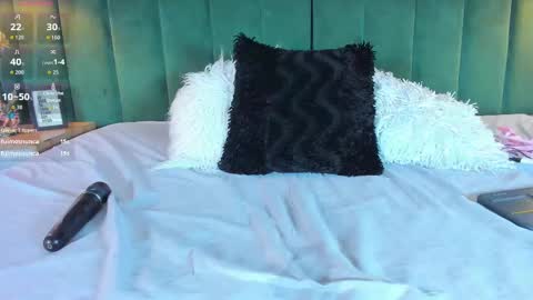 K I T T Y Y  online show from September 2025 06:19:01 PM