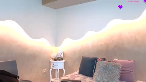 K L O E online show from October 2025 12:15:01 PM