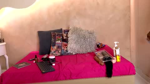 K L O E online show from November 2025 07:36:02 PM