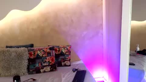 K L O E online show from November 2025 07:45:02 PM