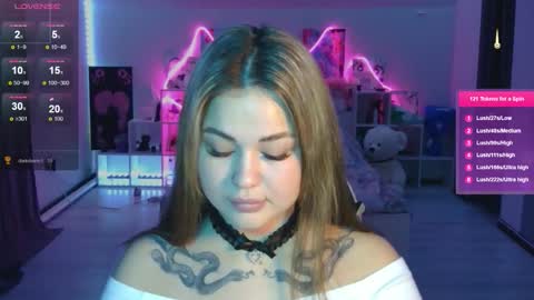 Mia online show from November 2025 10:12:01 PM