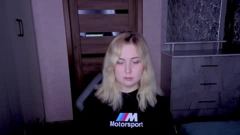 Snapshot of kristy_fran chatting on May 2026 09:43:01 PM Kristy online show from May 2026 09:43:01 PM