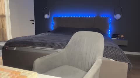 Kristi online show from November 2025 04:06:02 AM