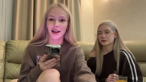 Bella and Alexandra online show from May 2026 11:43:01 PM
