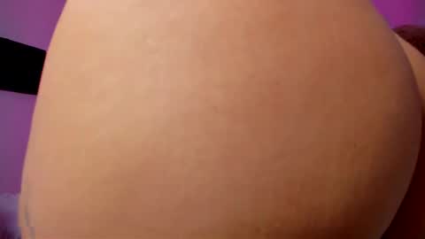 Kylie Lips online show from October 2025 05:58:02 PM