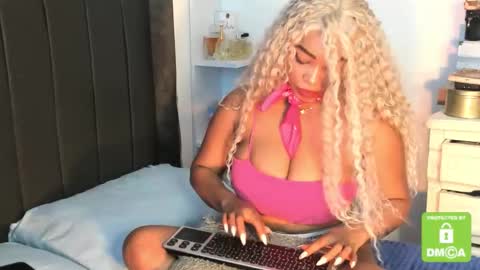 Snapshot of kyliewhiteboobs chatting on November 2025 04:42:02 PM kylie white boobs online show from November 2025 04:42:02 PM