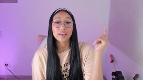 Snapshot of kyy_isa chatting on February 2026 01:00:02 AM IG online show from February 2026 01:00:02 AM