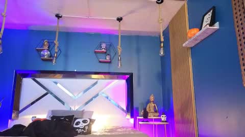 Cris  online show from October 2025 12:22:02 PM