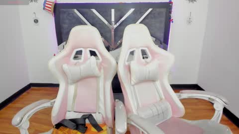  L A R A   online show from March 2025 12:10:02 AM