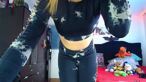 Snapshot of lacolombiana_bitch chatting on November 2025 08:11:01 PM Valentina online show from November 2025 08:11:01 PM