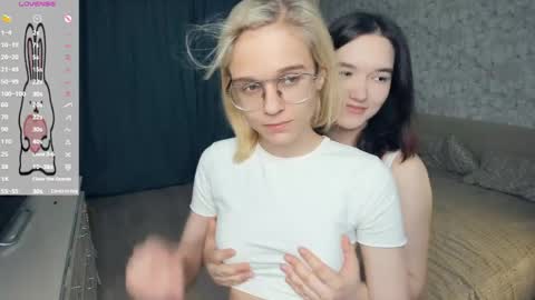 Violet and Isabel online show from May 2026 07:19:02 PM