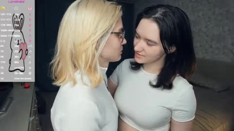 Violet and Isabel online show from May 2026 07:20:02 PM