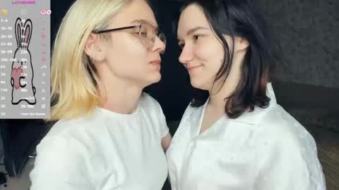 Violet and Isabel online show from May 2026 07:20:01 PM