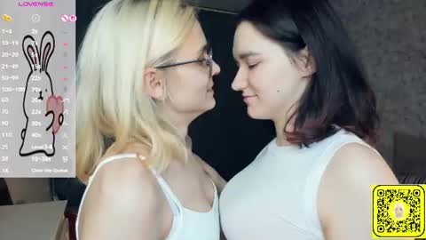 Violet and Isabel online show from June 2026 07:18:02 PM