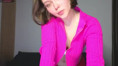 lady_birdd online show from April 2026 06:52:01 PM