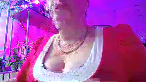 Snapshot of lady_gloria chatting on January 2025 02:25:01 PM Lady Gloria online show from January 2025 02:25:01 PM