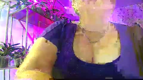 Snapshot of lady_gloria chatting on November 2025 08:25:01 AM Lady Gloria online show from November 2025 08:25:01 AM