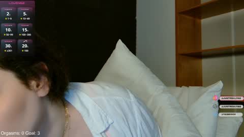 Snapshot of lady_yas chatting on November 2025 08:47:01 PM Yas online show from November 2025 08:47:01 PM