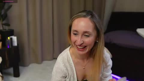 Snapshot of ladyemelymoon chatting on May 2026 07:34:01 PM LadyEmelymoon online show from May 2026 07:34:01 PM